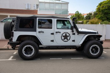 Bordeaux, Fransa - 08 01 01 2023: Jeep Wrangler jk rubicon text on all ground us car in street