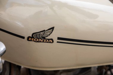 Bordeaux, Fransa - 08 01 01 2023: Honda wing Antik koleksiyoncu logosu ve motorsiklet yakıtı antika tank benzini üzerindeki metin işareti