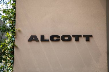 Milan, İtalya - 07 29 2023: Alcott logosu ve metin işareti Moda İtalyan dükkanının ön cephe giysi mağazası