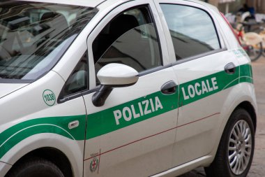 Milan, İtalya - 08 02 2023: Milano şehir logosundaki Polizia Locale, Fiat punto polis yerel otomobil İtalyan devriyesi üzerinde yazı ve marka