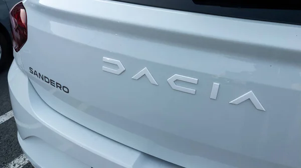 ボルドー フランス 2023 Dacia車のロゴブランド新しいリアサインテキストの詳細 ルノーによる新しい車両メーカー ストック画像