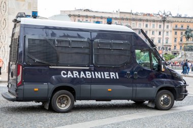 Milan, İtalya - 08 02 02 2023: Janabinieri askeri polis minibüsü İtalya 'da bir italyan kuvvetlerinde müdahale aracı için destek ve koruma sağlandı