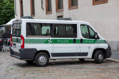 Milan, İtalya - 08 02 2023: Polizia Locale di Milano logo markası ve metin imzası Milano şehrindeki polis minibüsü devriyesi