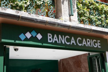 Milan, İtalya - 07 25 2023: Banca Carige logosu ve işaret levhası duvar cephesinde Cassa di Risparmio di Genova e Imperia Italian bank