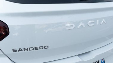 Bordeaux, Fransa - 08 01 01 2023: Dacia Sandero marka otomobil Romanya üreticisi metin ve stepway üzerinde yeni işaret logosu
