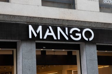 Milan, İtalya - 08 02 2023: mango butik markası logosu ve ön cephe giriş tabelasında yazı imzası