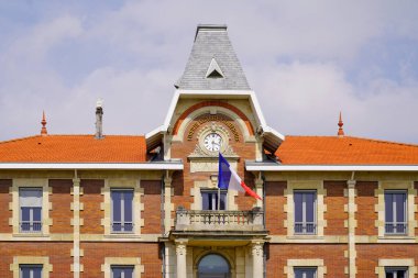 Belediye binasının ön cephesi Fransız şehri Soulac sur mer 'in Fransız metin liberali eşitlik kardeşliği özgürlük kardeşliği anlamına gelir.