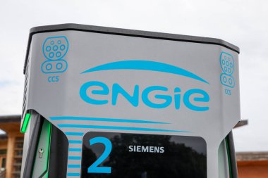 Bordeaux, Fransa - 08 01 01 2023: Engie siemens French işaret levhası ve logo metin istasyonu her elektrikli otomobil ücreti