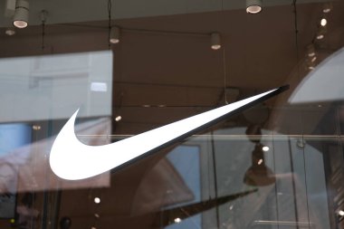 Milan, İtalya - 08 07 2023: Nike logosu ve Amerikan spor ayakkabı mağazasının ön cephe mağazası spor ayakkabı üretiyor