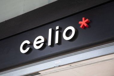 Milan, İtalya - 08 07 2023: celio işareti kırmızı ve logo işareti erkek giyim mağazası için mağaza girişinin yıldız işareti