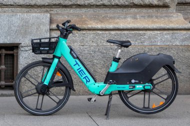 Milan, İtalya - 08 07 2023: Milano şehrinde Tier bisiklet e-scooter segway kentsel mobilite kiralık yeşil scooter