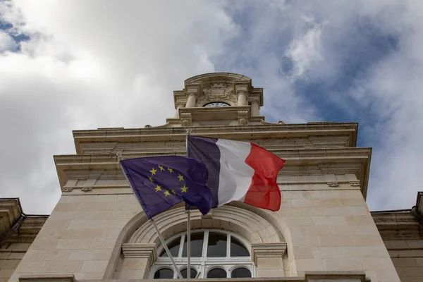 Ratusz Centrum Bonnes Francuskimi Flagami Europejskimi Kamiennym Budynku — Zdjęcie stockowe