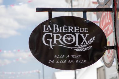 Bordeaux, Fransa - 08 08 08 2023: la biere de croix logo markası ve Fransız biralarından oluşan bir barın ön duvarının işaret levhası.