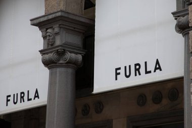 Milan, İtalya - 08 07 07 2023: furla logosu markası ve mağaza çantaları dükkanının ön girişinde metin imzası