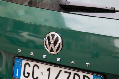 Milan, İtalya - 08 07 2023: Volkswagen passat logosu ve Alman arabasının arka tarafında vw metin işareti