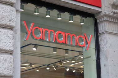 Milan, İtalya - 08 07 07 2023: Yamamay logo markası ve metin işareti 1000 mağazalı İtalyan İtalyan moda firması