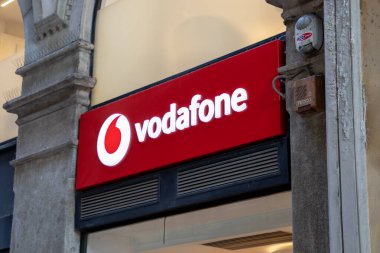 Milan, İtalya - 08 08 08 2023: Vodafone marka logo ve metin imzası Berkshire İngiltere 'den çok uluslu zincirli telekomünikasyon şirketi