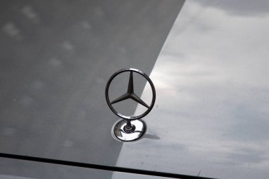 Milan, İtalya - 08 07 2023: Mercedes Benz logosu ve işaret levhası lüks modern araba.