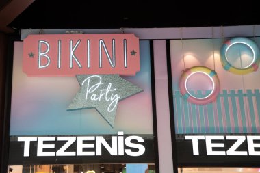 Milan, İtalya - 08 07 2023: Tezenis bikini partisi iç çamaşırı mağazası logosu, Calzedonia 'nın İtalyan kadın moda markası ön sayfası