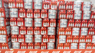 Bordeaux, Fransa - 08 01 01 2023: tomurcuk amblemi ve galeri şişesi üzerindeki marka metin Amerikan Budweiser birası süpermarketindeki palette.