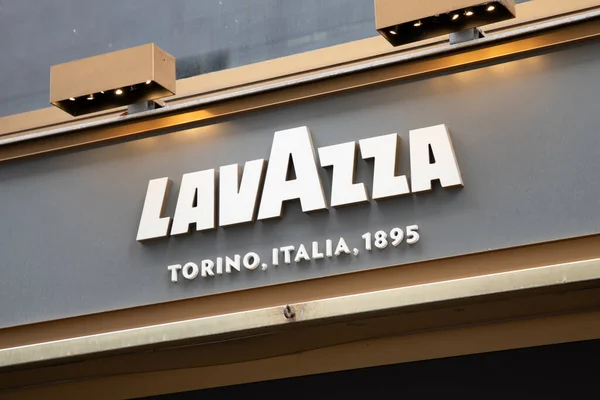 Milan, İtalya - 08 07 2023: Lavazza torino italyan logo markası ve tabela levha duvarının ön cephesi ve girişi metni