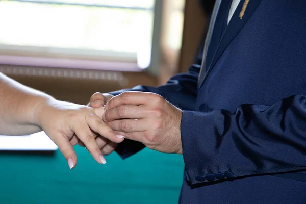 Pierścionki Ślubne Oblubienicy Kobieta Ręka Umieścić Oblubieńcu Mężczyzna Palce Ręce — Zdjęcie stockowe