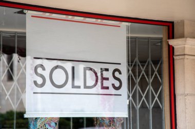 Soles Fransızca metni, ön cephedeki moda mağazasında beyaz tabela satmak demektir.