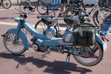 Bordeaux, Fransa - 08 01 2023: Mobylette French modifiye edilmiş eski motosiklet iki koltuklu scooter ve eski deri eyer çantalı mavi Motobecane.