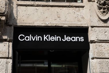 Milan, İtalya - 08 07 2023: Calvin Klein kot ön cephe işareti logo işareti ve moda ticari giyim zincirinin moda tekstil mağazasının ön giriş işareti