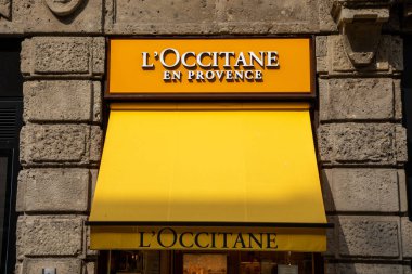 Lyon, Fransa - 08 08 2023: l 'occitane en provence logo markası ve ön cephe duvarındaki dükkan girişinde metin işareti