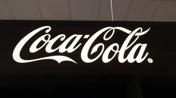 法国波尔多 2023 可口可乐 Coca Cola 轻板广告板 带有标识标识和品牌文字 我们是美国碳酸饮料 — 图库照片