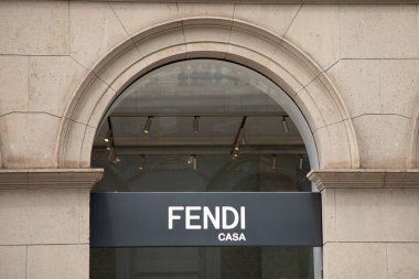 Milan, İtalya - 08 07 2023: Fendi casa logo işareti zinciri ve ev içi mağaza ön cephe butiği İtalyan lüks moda evi için marka metni