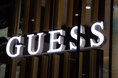 Milan, İtalya - 08 07 2023: Sanırım logo cephesi ve mağaza vitrininde duvarlara yazılmış lüks giyim mağazası tabelası Amerikan mağaza markası