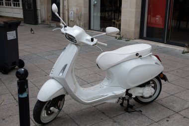 Bordeaux, Fransa - 08 01 01 2023: Vespa scooter beyaz sınırlı sayıda üretilmiş Justin Bieber neo-retro klasik görünümü şehir caddesinde park halinde