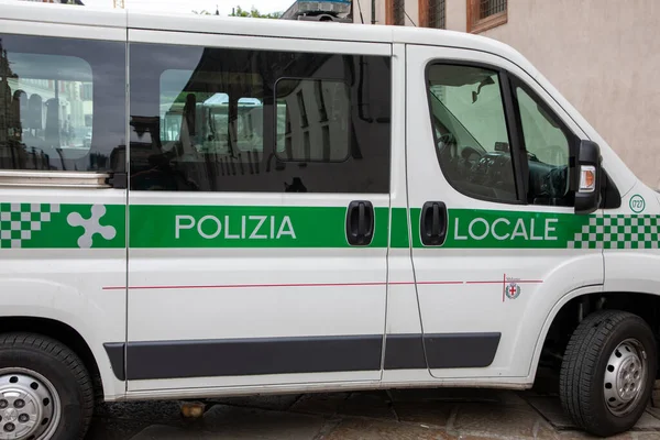 Milan, İtalya - 08 02 2023: Polizia Locale di Milano logosu ve Milan 'daki Fiat polis minibüsü devriyesine ait imza