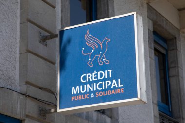 Pau, Fransa - 08 18 2023: Credit Municipal French marka ve metin logosu Fransız duvar önü tefeci kamu ve birleşik