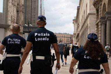 Milan, İtalya - 08 17 2023: Polis yerel polisi şehir sokaklarında italyan devriyesinde