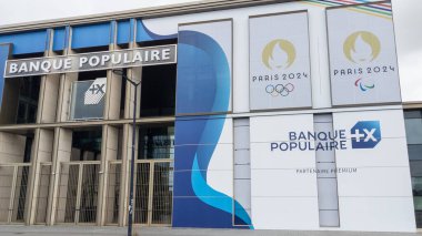 Bordeaux, Fransa - 08 18 2023: Banque Populaire Paris 2024 Yaz Olimpiyat Oyunları logosu ve French People Bank marka ajansı