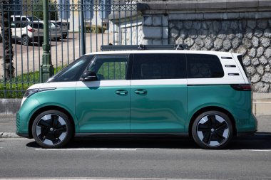 Bordeaux, Fransa - 08 18 2023: Volkswagen ID Buzz Pro yan sokak görüntüsü EV minibüs elektrikli araç modern