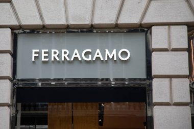 Milan, İtalya - 08 07 2023: Ferragamo logosu metin ve marka tabelaları perakende giyim mağazası kadın mağazası