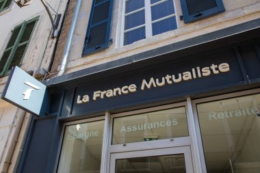 Bordeaux, Fransa - 08 18 2023: la France Mutualiste logo markası ve Fransa 'nın ortak Fransa sigortasının duvar girişinde imzalı metin