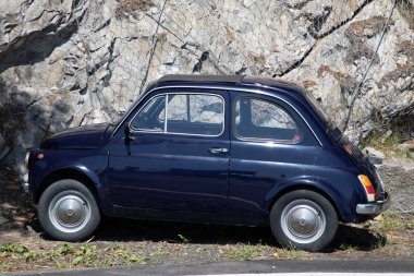 Bordeaux, Fransa - 08 18 2023: fiat 500 mavi renkli eski model İtalyan zamanlayıcı.