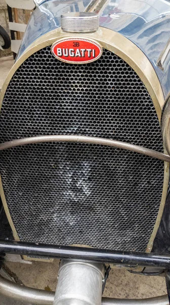 ボルドー フランス 2023 ブガッティのロゴサインとブランドのテキスト フランス車グリル 1900 世紀初頭の自動車 — ストック写真