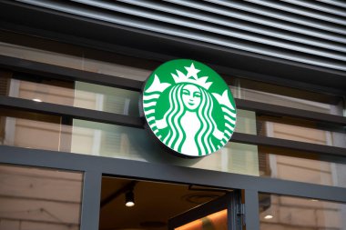 Bordeaux, Fransa - 08 18 2023: Starbucks logosu yuvarlak yeşil ve kahve dükkanının girişinde yazılı.