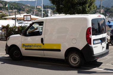 Milan, İtalya - 08 17 2023: Poste italiane sarı fiat doblo post with text sign and logo brand in italia city