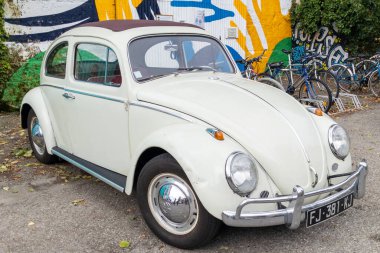 Bordeaux, Fransa - 08 19 19 2023: vw Volkswagen eski eski bir araba böceği caddede