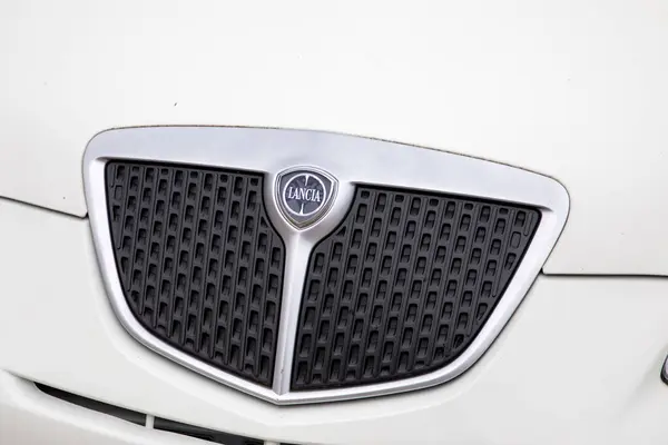 Μπορντό Γαλλία 2023 Lancia Ypsilon Αυτοκίνητο Μπροστά Σχάρα Σήμα Λογότυπο — Φωτογραφία Αρχείου