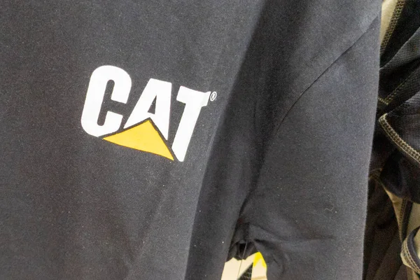 ボルドー フランス 2023 猫のサインロゴキャタピラーとファッションショップ看板のシャツのブランドテキスト 使用重機メーカーストア — ストック写真