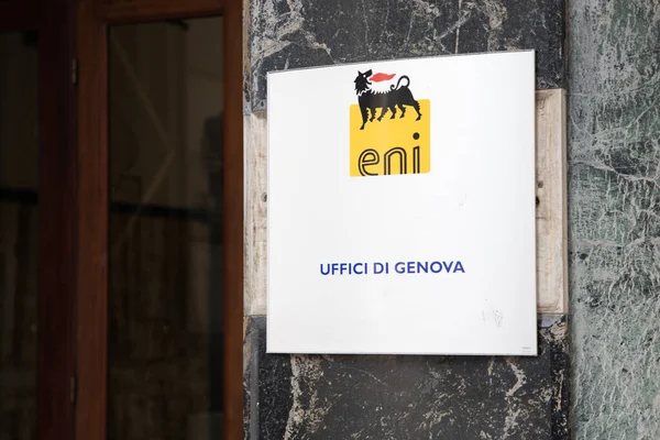 ジェノバ イタリア 2023 エニアディジェノバガソリンロゴブランドと6足の犬のサイン イタリアの多国籍石油とガス会社 ストック画像