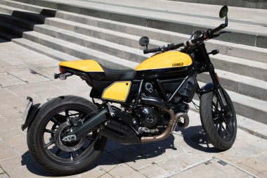 Bordeaux, Fransa - 08 18 2023: Ducati Scrambler siyah sarı motosiklet işareti logosu ve modern İtalyan motosiklet markası